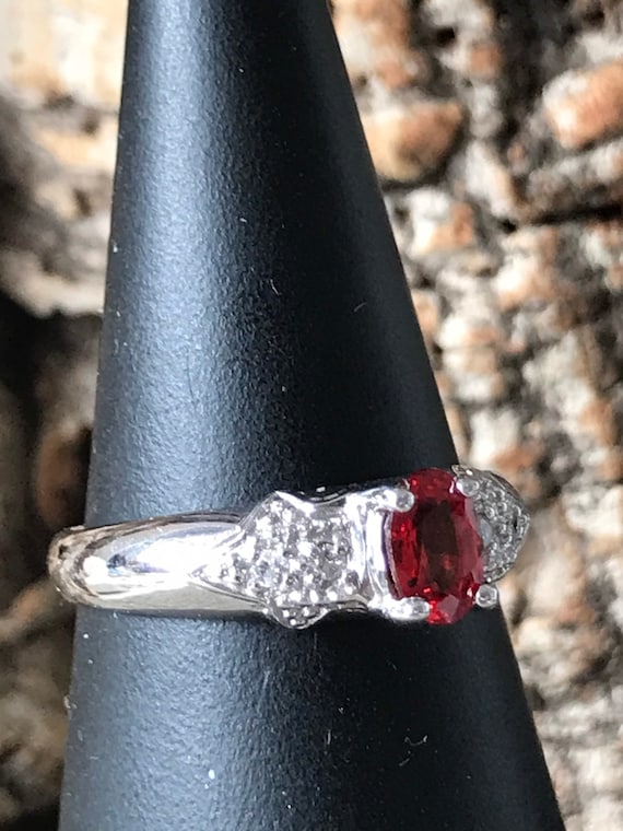 Anello con hotsell zaffiro rosso