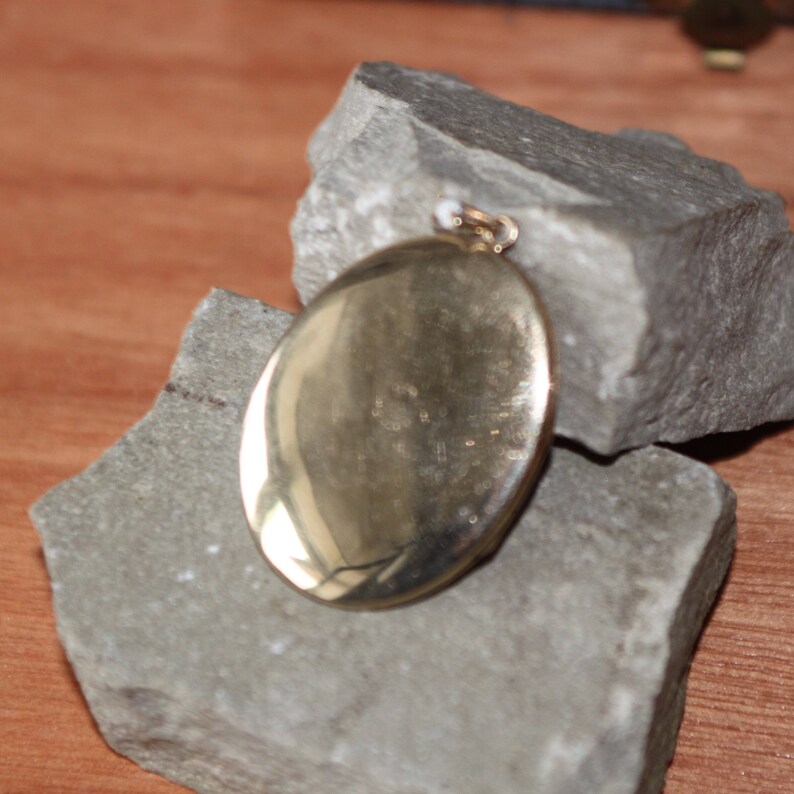 An Stunning 9ct Gold Oval Bk And Ft locket SKU 451