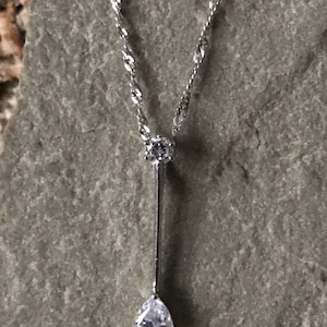 An Elegant White Gold And Cubic Zirconia Pendant And Chain    SKU3572