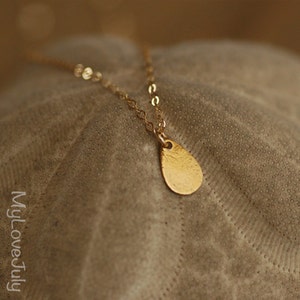Gouden ketting, kleine gouden druppelketting, cadeau bruidsmeisje, bruidsmeisjeketting, geborstelde druppelhanger, gold filled ketting, ketting voor elke dag