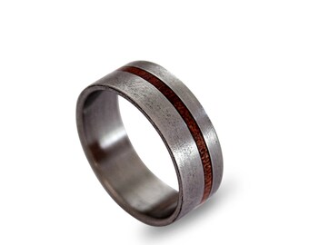Anillo de titanio cepillado hecho a mano con detalle de raíz de rosa orgánica