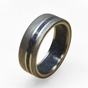 Damascus trouwring met inlegwerk van titanium en lapis lazuli, damascus stalen ring, herenband, damascus verlovingsring, smidsring
