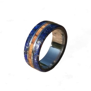 Handgefertigter Ring aus Titan und Zebrano Holz mit Lapis Lazuli