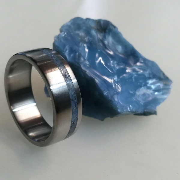 Alliance en titane avec incrustation d'opale bleue, bague en opale bleue, bague de fiançailles pour homme, bague pour femme, bande pour homme, bague Titan, bague de fiançailles