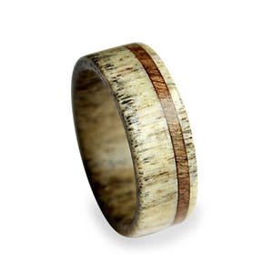 Geweiring met eikenhouten inlegwerk, houten ring met binnenste hertengewei, ring hertengewei, herenring, natuurlijke ring, herenband, niet-gecentreerde streep