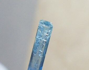 Cristal aigue-marine naturelle de 2,86 carats 28 x 4 x 2,5 mm 1,1 po.