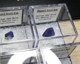 Cristalli di benitoite Esemplari minerali di benitoite *Minerali rari* Scegline uno