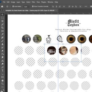 Puede incluir: Una plantilla de diseño digital para chips oculares de muñeca Blythe mostrada en Adobe Photoshop. La interfaz muestra una cuadrícula de marcos circulares, algunos rellenos con gráficos que incluyen paisajes, una botella, una telaraña, iris realistas y una ilustración de personaje. El texto dice Misfit Toybox y Factory Blythe Customisable Eye chips.