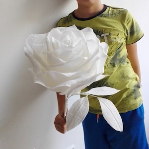 Rosa di carta bianca con fiore gigante con foglie bianche Bouquet da sposa di rosa gigante Bouquet da sposa di rosa bianca di carta gigante Grande centrotavola di fiori