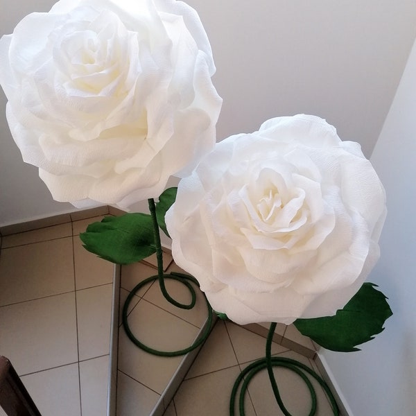 2 roses géantes sur tige Fleurs en papier sur pied, couleur personnalisée grande fleur, toile de fond de mariage, grande fleur surdimensionnée, accessoires de fête d'anniversaire