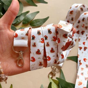 Cordão Panda Vermelho - Porta-crachá de identificação - Porta-chaves - Trabalho - Faculdade - Cordão Escolar - Chaves - Chaveiro - Ideia de presente de despedida - Papelaria Kawaii