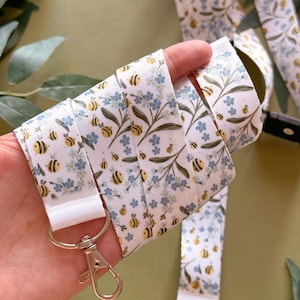 Cordón de abeja no me olvides - Porta credencial - Regalo - Trabajo - Universidad - Escuela - Llaves - Llavero - Idea de regalo - Papelería kawaii