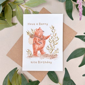Carte d'anniversaire ours - carte d'anniversaire ours Berry - carte d'anniversaire ours mignon - carte animal de la forêt - carte de joyeux anniversaire kawaii - ours viking