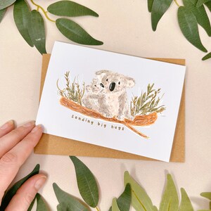 Biglietto Koala Hugs - Biglietto Koala che invia abbracci - Biglietto Pensando a te - Biglietto Koala carino - Biglietto illustrato - Biglietto di simpatia Koala - Invio d'amore