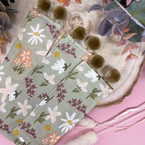 Floral Bookmark - Daisy Bookmark - Fabric Bookmark - Fabric Bookmark - Book lover Gift - Bookmark For books - Bookmark with Pom Poms