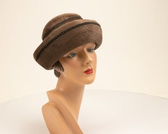 Vintage Black Beaver Fur Cloche Hat With Rhinestone, Size 22  display picture 3