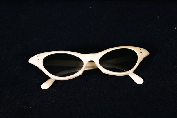 1950's White Cateye Pin Up Sunglasses - 50's Point