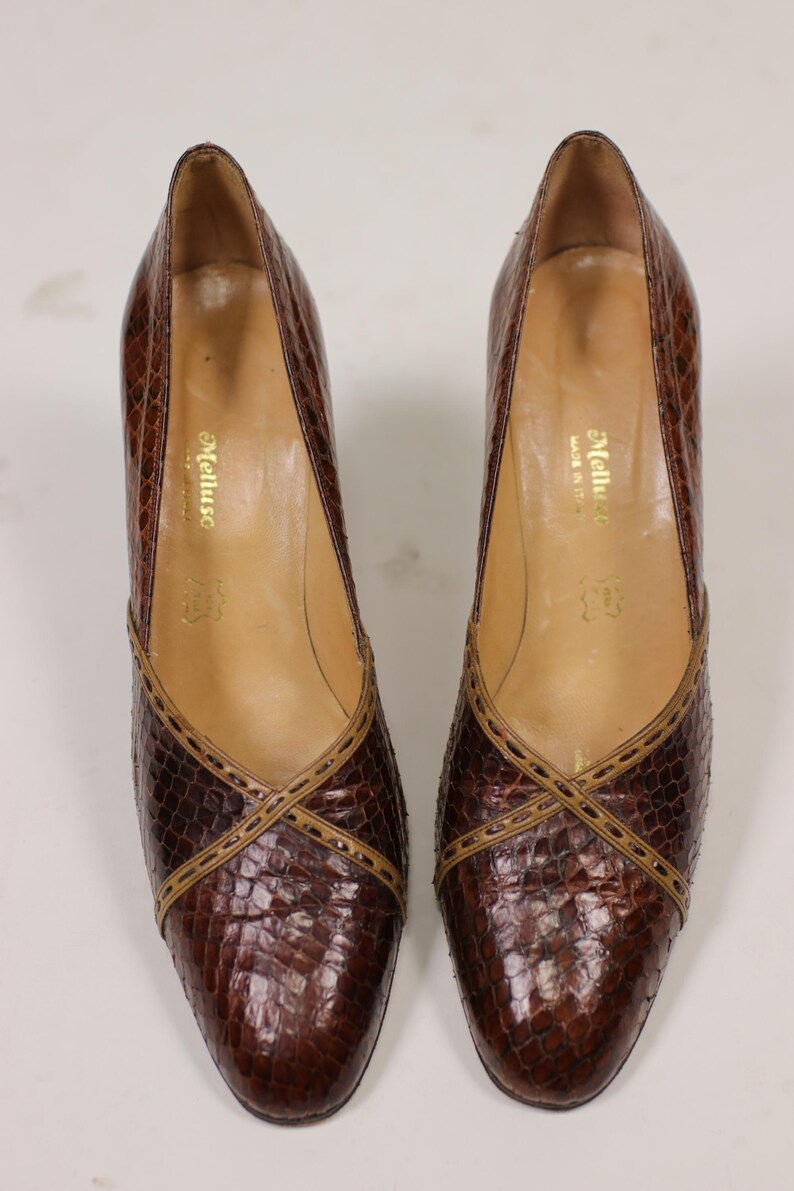 K&ouml;nnte beinhalten: Ein Paar braune Lederschuhe mit Schlangenhautmuster und braunen N&auml;hten. Die Schuhe sind von der Marke "Melluso" und wurden in Italien hergestellt.