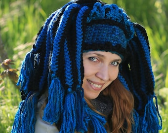 Bonnet chaman bleu noir au crochet d'hiver - Bonnet adulte inspiré de la nature pour coiffure de festival avec glands