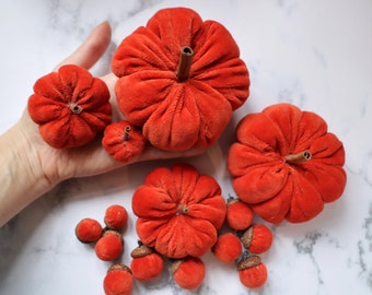 Set 5 small orange velvet pumpkins and 10 velvet acorns with real caps