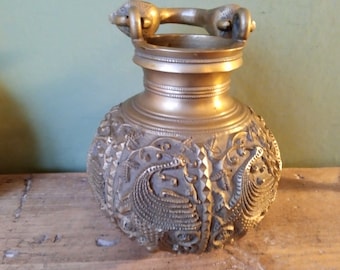 Zeldzame antieke bronzen Sri Lankaanse tempelkan / Indiase wijwaterpot / urn / 18e of 19e eeuw / sierlijk snijwerk / slangenhandvatten