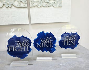 Letrero acrílico arqueado para número de mesa: decoración moderna para bodas