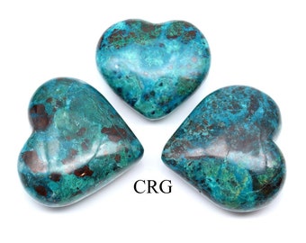 Peut inclure: Trois pierres en forme de cœur avec un motif moucheté bleu sarcelle et marron. Les pierres sont polies et lisses, avec une finition brillante. Le texte "CRG" est imprimé en noir en bas à droite de l'image. Ces pierres sont probablement utilisées à des fins décoratives.