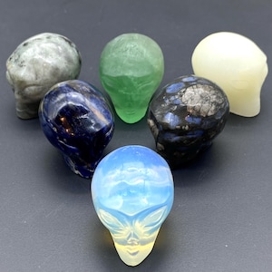 Assorted Edelstein Alien Kopf Schädel Carving Kristall Figur Großhandel