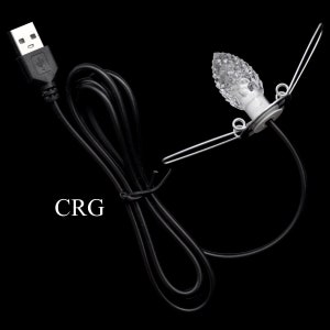 Op de afbeelding: Een zwarte USB-kabel met een heldere plastic lamp die aan een metalen clip is bevestigd. De lamp heeft een getextureerd oppervlak en is gevormd als een dennenappel. De tekst "CRG" is zichtbaar in de afbeelding.