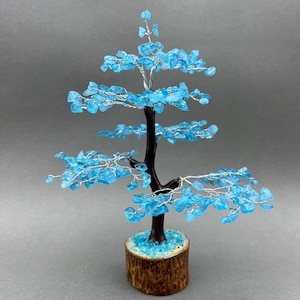 Blue Topaz 300 Chip Baum mit Holz Basis und Silber Draht (1 Stück) Größe 23 cm Kristall Edelstein Baum