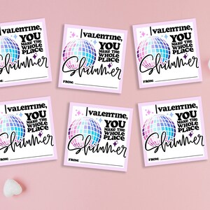 Peut inclure: Six cartes de Saint-Valentin roses avec un motif de boule disco et le texte "Valentine, You make the whole place shimmer" avec une ligne vide pour "From:"