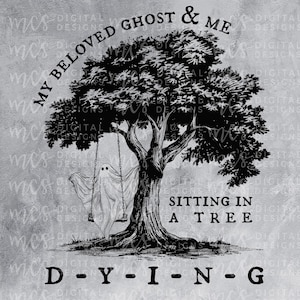 Op de afbeelding: Zwart-witte illustratie van een geest die op een schommel zit die aan een boom hangt. De tekst "My Beloved Ghost & Me Sitting In A Tree D-Y-I-N-G" staat onder de afbeelding.