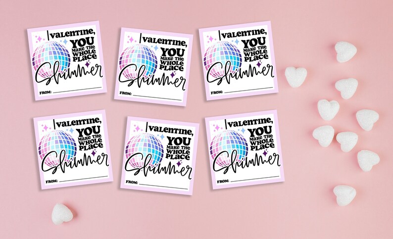 Peut inclure: Six cartes de Saint-Valentin roses avec un motif de boule disco et le texte "Valentine, You make the whole place shimmer" avec une ligne vide pour "From:"
