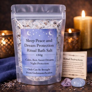 Peut inclure: Un sachet transparent de sel de bain rituel avec une étiquette indiquant "Sleep Peace and Dream Protection Ritual Bath Salt". L'étiquette comprend également "150g" et "Calm, Rest, Sweet Dreams, Night Protection". Des bougies et des cristaux sont en arrière-plan.