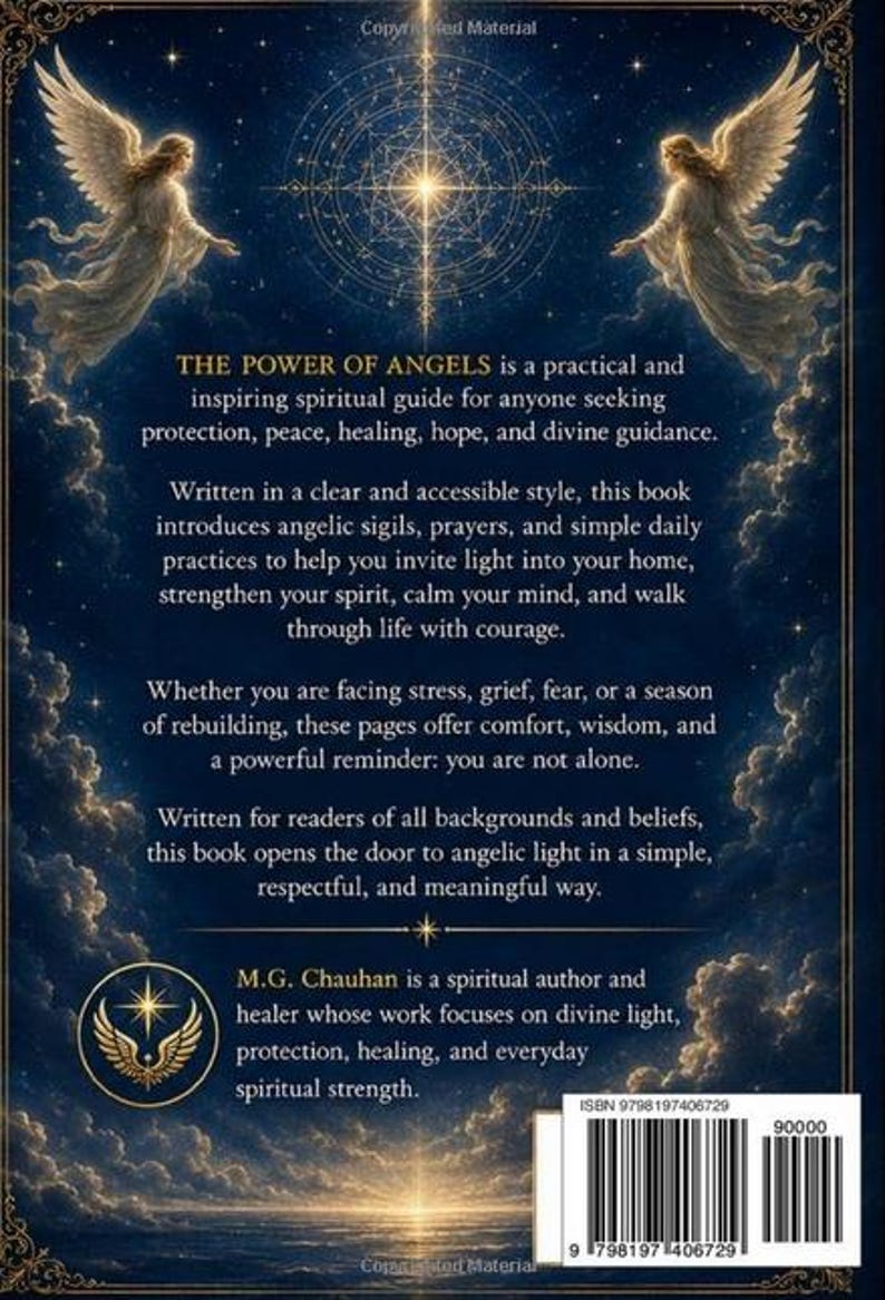 Op de afbeelding: De achterkant van het boek The Power of Angels toont een donkerblauwe sterrenhemel met twee gevleugelde engelen en een centrale stralende ster. De tekst beschrijft het boek als een spirituele gids, inclusief auteursinformatie en een barcode.