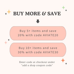 Puede incluir: Un gr&aacute;fico rosa y blanco con el texto "BUY MORE & SAVE" y una flecha apuntando hacia abajo. Dos botones rosas con esquinas redondeadas contienen el texto "Compra 5+ art&iacute;culos y ahorra 20% con el c&oacute;digo AVIATE20" y "Compra 10+ art&iacute;culos y ahorra 30% con el c&oacute;digo AVIATE30". El texto "Introduce el c&oacute;digo en la caja bajo "a&ntilde;adir un c&oacute;digo de cup&oacute;n de la tienda" est&aacute; debajo de los botones.
