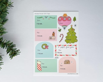 Puede incluir: Una hoja de etiquetas de regalo navideñas con ilustraciones coloridas. Los diseños incluyen un árbol de Navidad, un adorno, un calcetín, una corona y un bastón de caramelo. Cada etiqueta tiene espacio para "Para:" y "De:" y el texto "a gift for you".