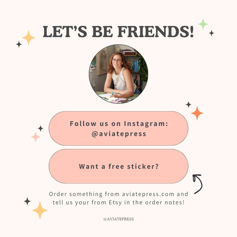 Puede incluir: Un gr&aacute;fico rosa y blanco con el texto "LET'S BE FRIENDS!" y una foto de una mujer con un top blanco sin mangas. El gr&aacute;fico tambi&eacute;n incluye dos botones rosas con el texto "S&iacute;guenos en Instagram: @aviatepress" y "&iquest;Quieres una pegatina gratis?" y el texto "&iexcl;Pide algo en aviatepress.com y dinos tu Etsy en las notas del pedido! @AVIATEPRESS".