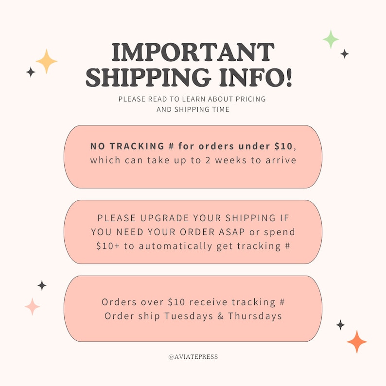 Puede incluir: Gr&aacute;fico rosa y blanco con el texto "IMPORTANT SHIPPING INFO!" en negro. El texto "PLEASE READ TO LEARN ABOUT PRICING AND SHIPPING TIME" est&aacute; en negro m&aacute;s peque&ntilde;o. Tres cajas rosas con texto blanco contienen informaci&oacute;n sobre los costes de env&iacute;o y los n&uacute;meros de seguimiento. El texto "@AVIATEPRESS" est&aacute; en negro en la parte inferior del gr&aacute;fico.