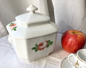 Large sugar bowl in Paris porcelain, Louis Philippe period