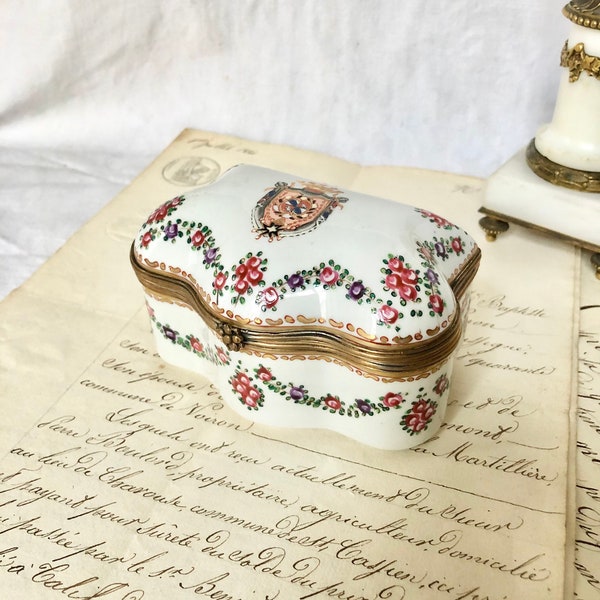 Boîte en porcelaine à décor émaillé époque XVIIIe siècle