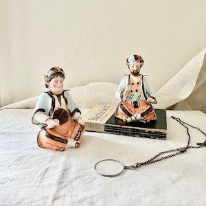 Paar Duitse polychrome biscuit porseleinen beeldjes met knikkende hoofden in Meissen-stijl