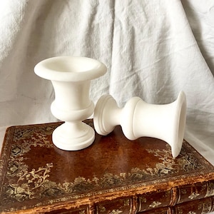 Par de pequeños jarrones vintage Medici de alabastro auténtico, ideales como jarrones pequeños, portavelas o macetas.