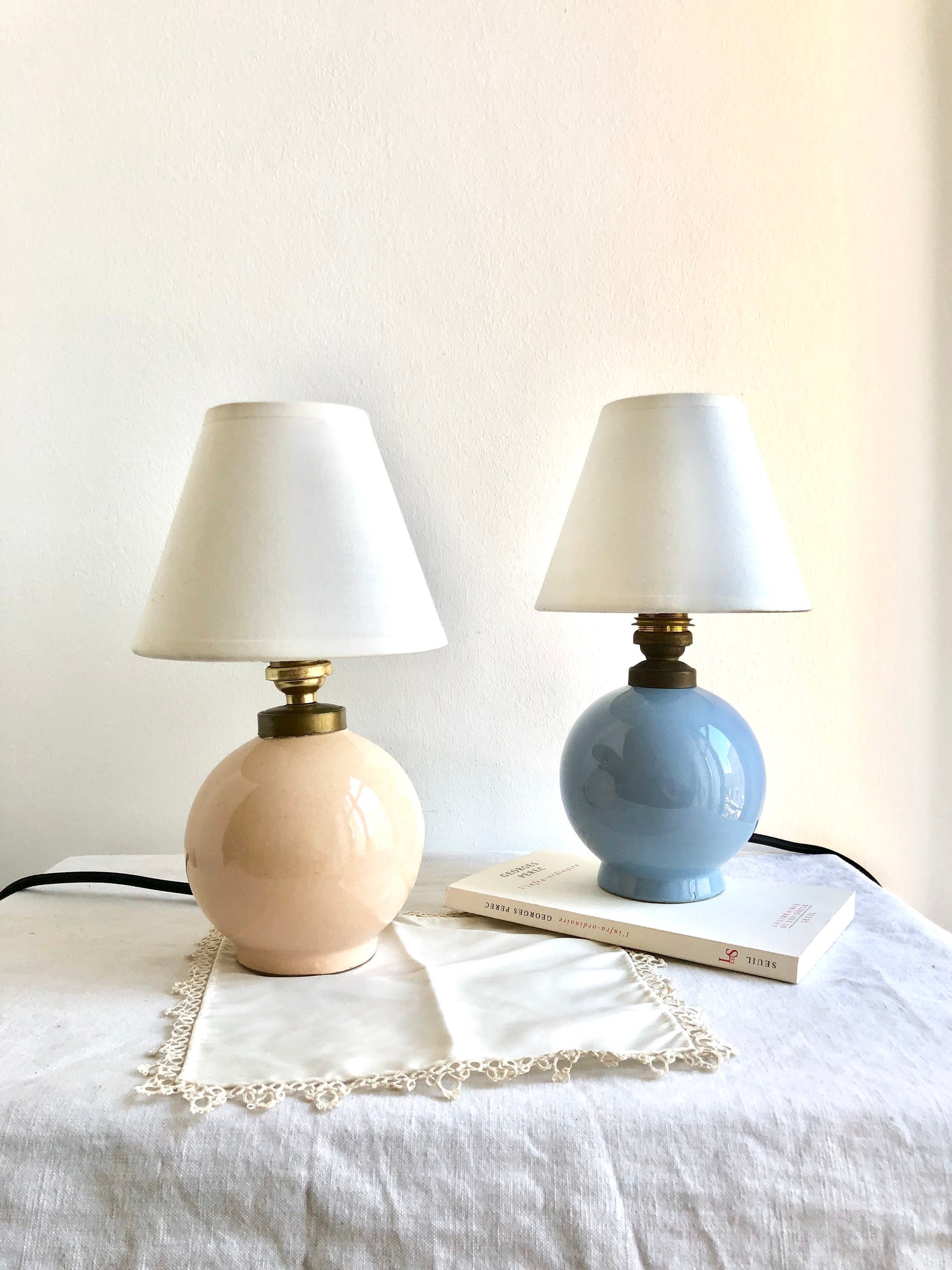 Paire de Lampes Chevets Pieds Boules en Faïence Tons Pastels Moderniste Art Déco