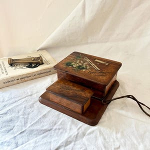 Vecchi portasigarette e fiammiferi in legno d'ulivo dipinti a mano, souvenir di Luchon
