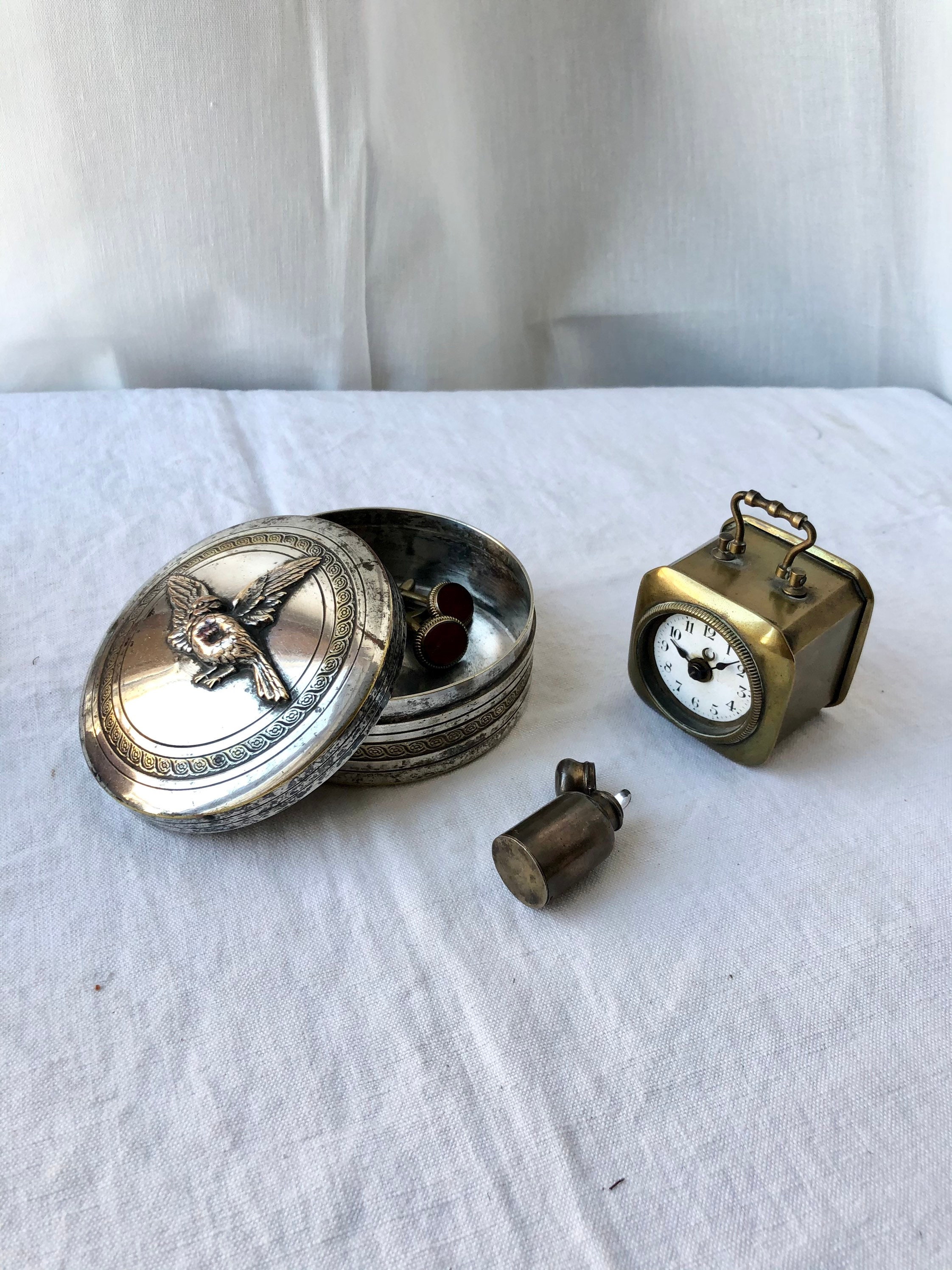 Boîte Ancienne en Métal Argenté à Décor d'une Oiseau