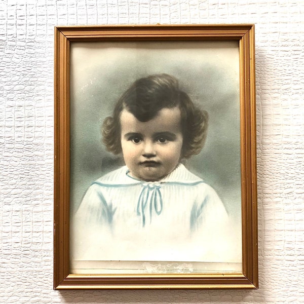 Portrait photo d’enfant rehaussé au pastel dans un cadre doré