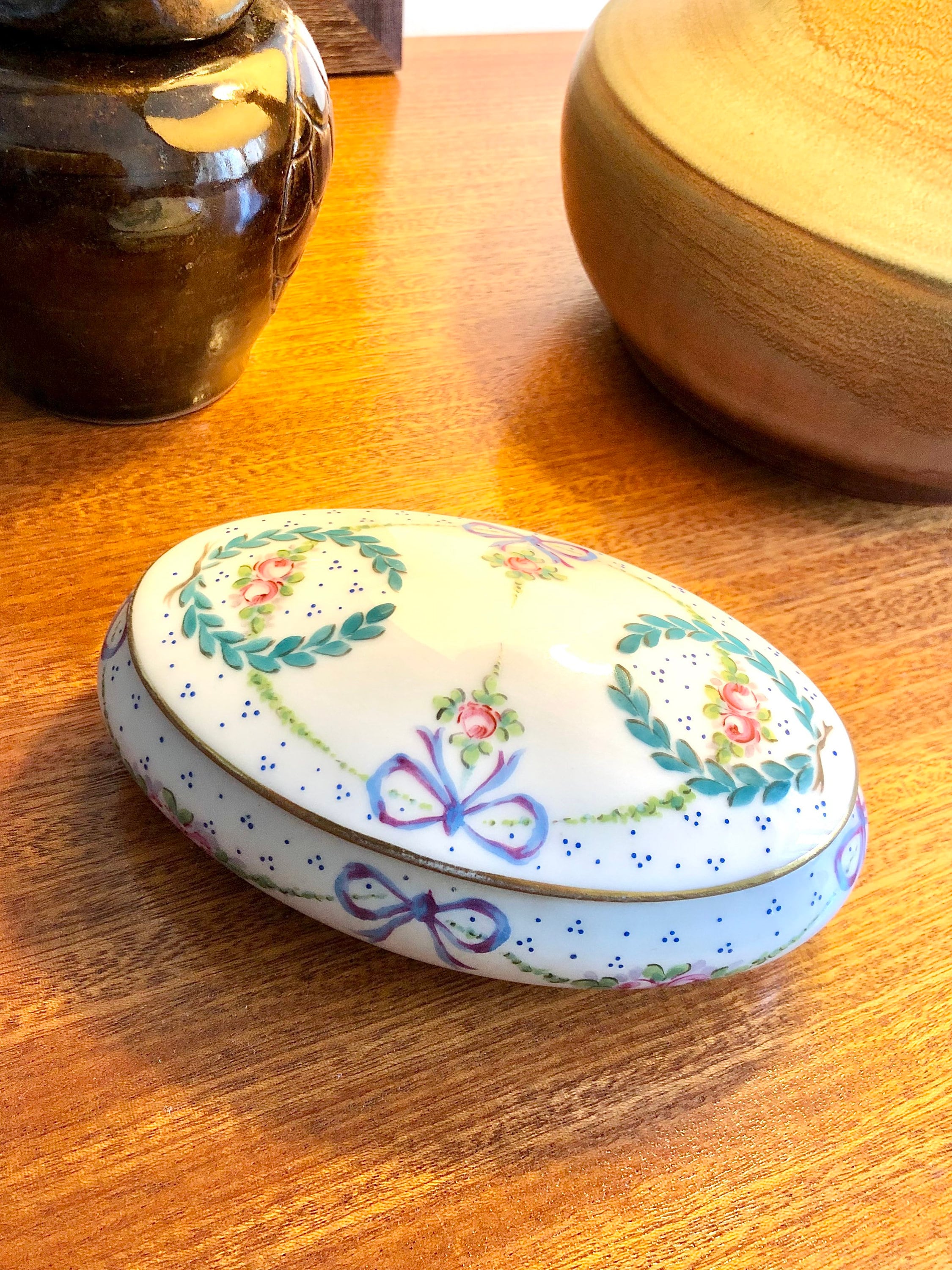 Boîte Ovale en Porcelaine de Limoges Décor Style Louis Xvi