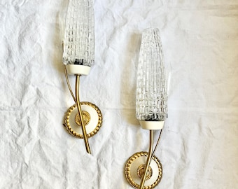 Paar Vintage-Wandleuchten aus vergoldetem Messing und elfenbeinfarben bemalt, Tulpen aus Glas