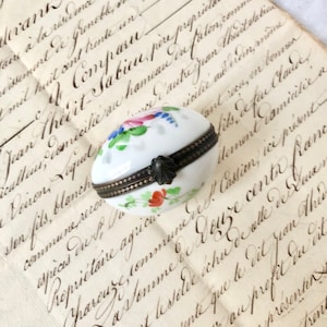 Shell egg made of ancient porcelain